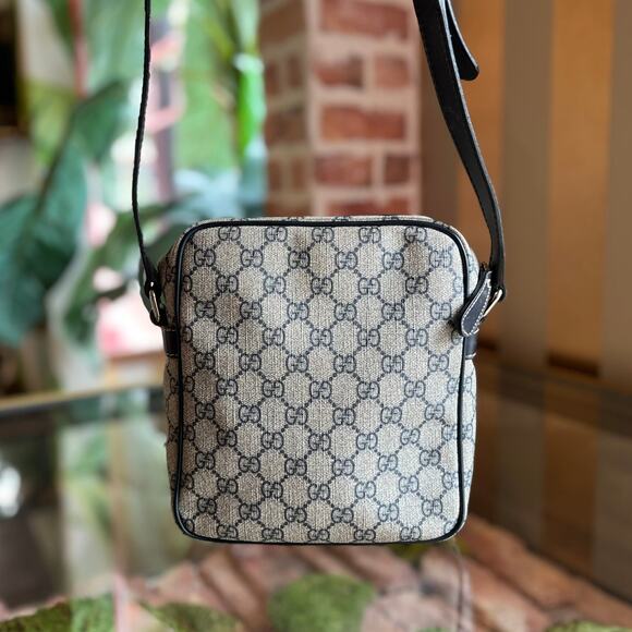 Gucci Blue Crossbody Bag with Iconic Design - Picture 2 of 11